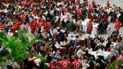 Na Sala Paulo VI, o almoço no Dia Mundial dos Pobres 2024, na presença do Papa Francisco