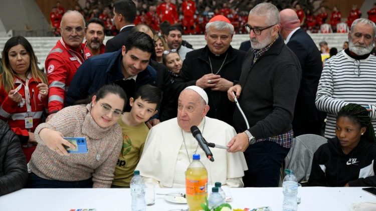 Franciszek podczas obiadu z okazji Światowego Dnia Ubogich, listopad 2024 r. 