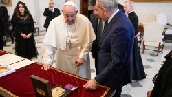 Le Pape François et le Premier ministre arménien lors des échanges de cadeaux
