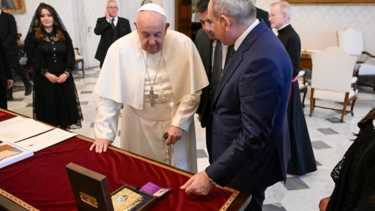 Le Pape François et le Premier ministre arménien lors des échanges de cadeaux