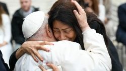 El Papa Francisco abraza y consuela a una feligrés durante la Audiencia General del miércoles 20 de noviembre.