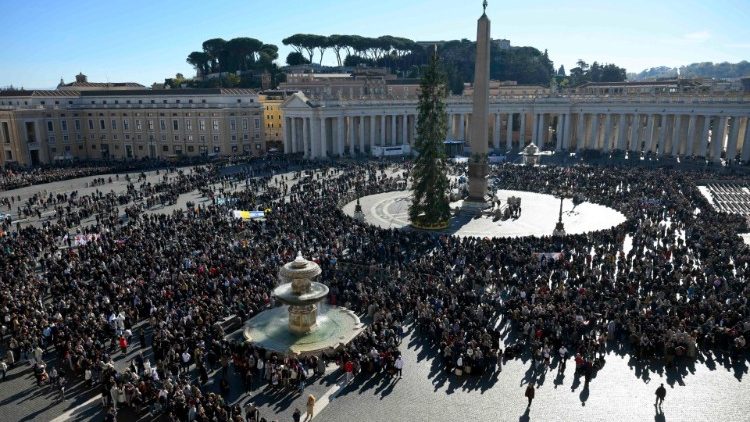 La soleada Plaza de San Pedro en la solemnidad de Cristo Rey