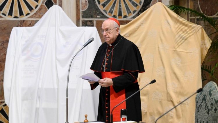 El Cardenal Fernando Vérgez Alzaga, Presidente de la Gobernación del Estado de la Ciudad del Vaticano, presentó los sellos filatélicos conmemorativos. (Vatican Media)