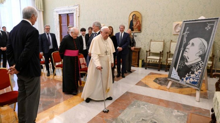 Des représentants de la Fédération italienne de motocyclisme reçus en audience au Vatican par le Pape François, lundi 25 novembre 2024.