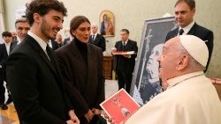 Papa recebe delegação da Federação Internacional de Motociclistica