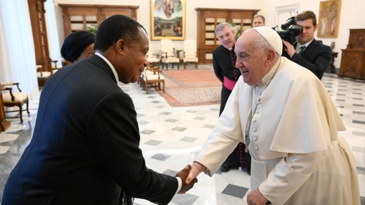 Papa Francesco saluta Denis Sassou N'Guesso, presidente della Repubblica del Congo