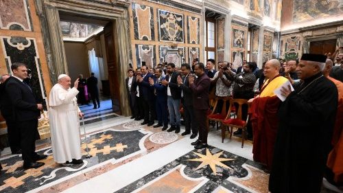 Papst Franziskus mit den Teilnehmern der interreligiösen „All Religions Conference" bei ihrer Audienz im Vatikan diesen Samstag (30.11.2024) 