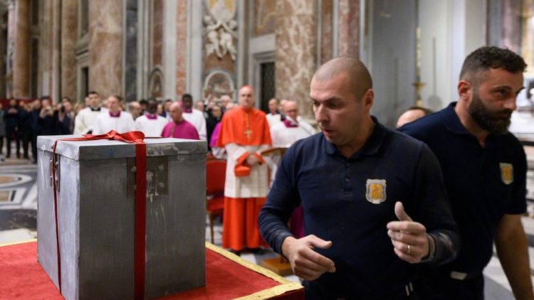 Die Vorbereitung zur Öffnung der Heiligen Pforte im Petersdom