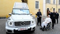 2024.12.04 Consegna nuova Papamobile