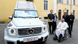 Papst Franziskus neben einen Papamobil (Archivbild, 2024)