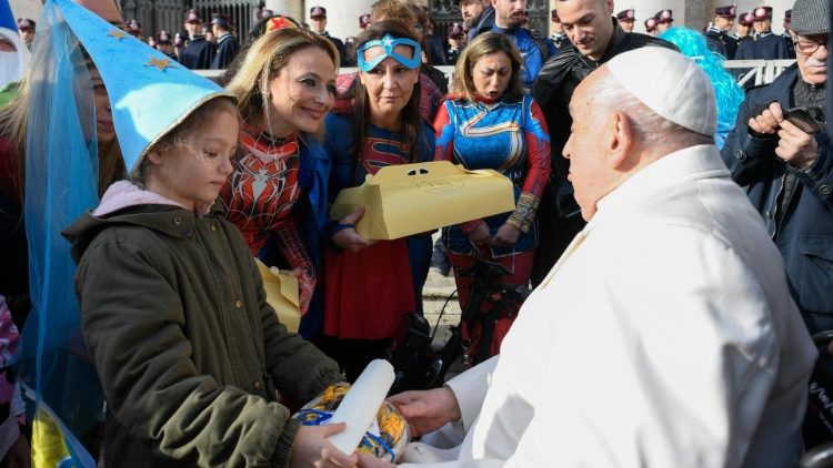 Il Papa con un gruppo di fedeli