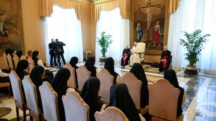 Un momento dell'udienza alle suore carmelitane messaggere dello Spirito Santo