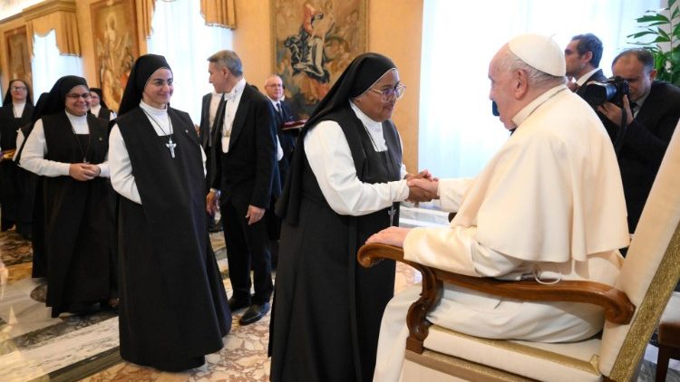 Francesco mentre si sofferma con le religiose che hanno preso parte all'udienza