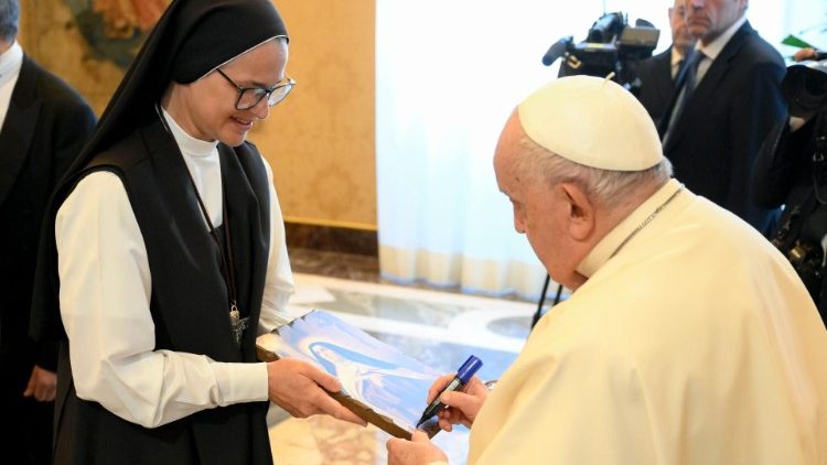 Il Papa con una religiosa