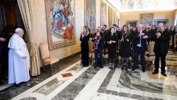 Papež František přichází na audienci pro umělce a organizátory vatikánského koncertu