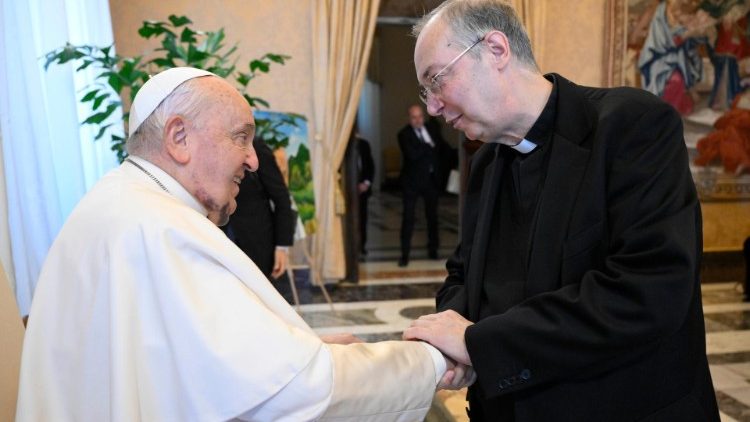 Papst Franziskus und Monsignore Marco Frisina