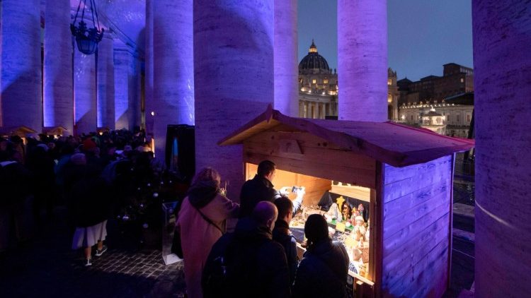 La mostra dei "100 Presepi in Vaticano" sotto al Colonnato del Bernini. 