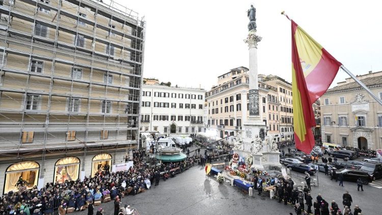 Visit to nearby Piazza di Spagna and the statute dedicated to the Immaculate Conception