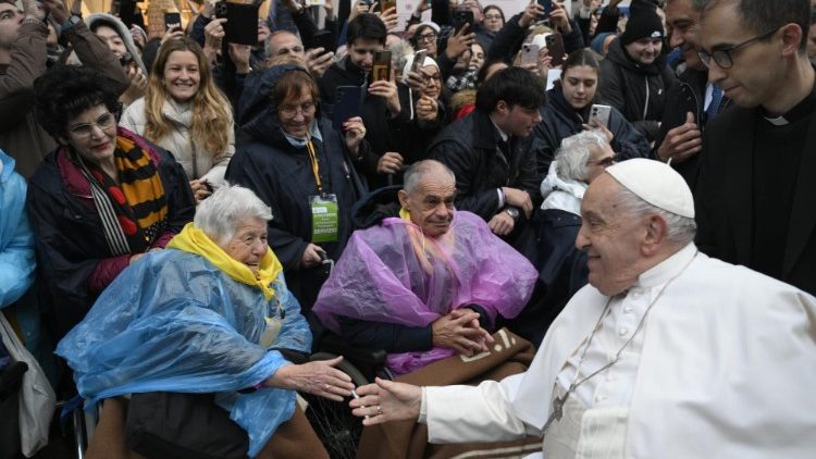 Papst Franziskus begrüßt behinderte Menschen, die auf den Spanischen Platz gekommen sind
