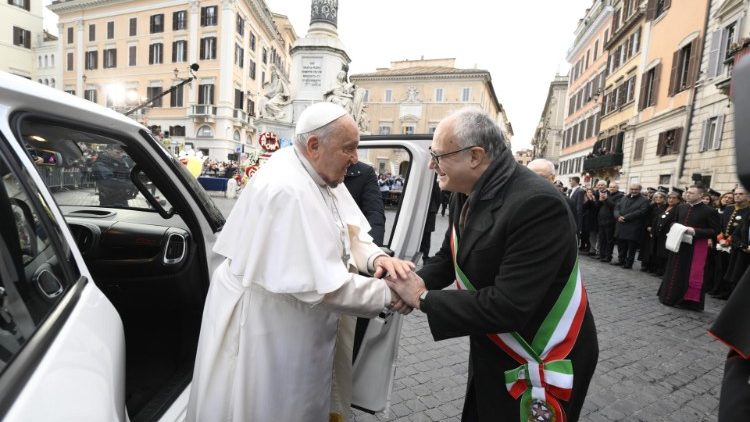 Papst Franziskus mit dem römischen Bürgermeister
