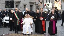 Trotz nasskalten Wetters hat Papst Franziskus auch heuer der Mariensäule auf dem Spanischen Platz einen Besuch abgestattet