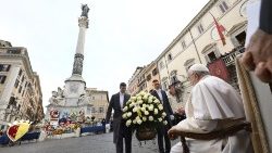 पियाज़ा दी स्पानिया में निष्कलंक माता मरियम की प्रतिमा