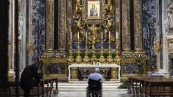 Papst Franziskus beim Gebet vor der Salus Populi Romani (8. Dezember 2024)