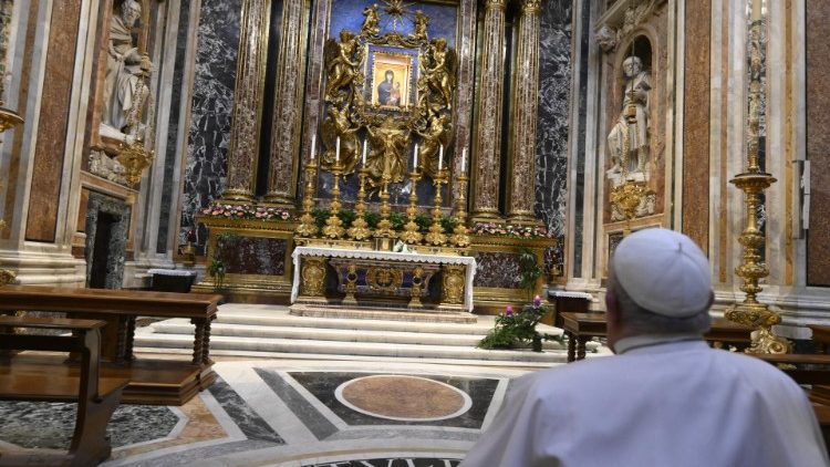 Papst Franziskus beim Gebet vor der Marienikone