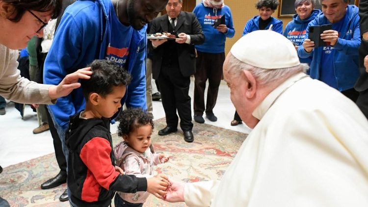 Die Delegation der NGO "Resq - People Saving People" traf den Papst an diesem Mittwochmorgen 