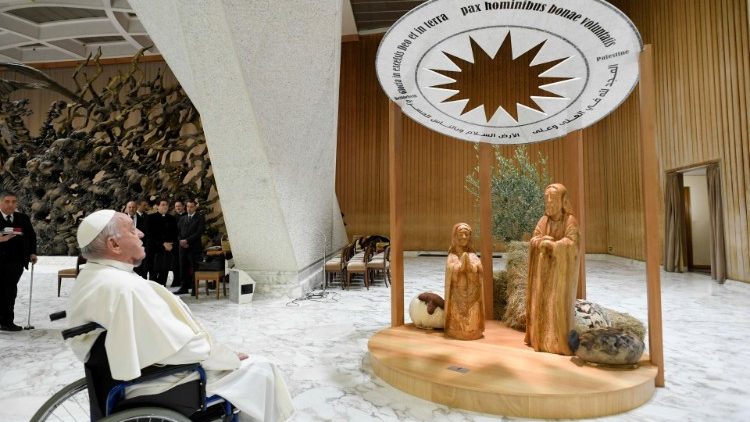 Papst Franziskus bei der Generalaudienz am Mittwoch vor der Krippe 