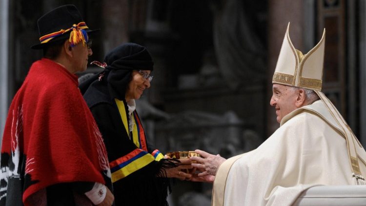 Papst Franziskus bei der Messe am Kathedra-Altar im Petersdom