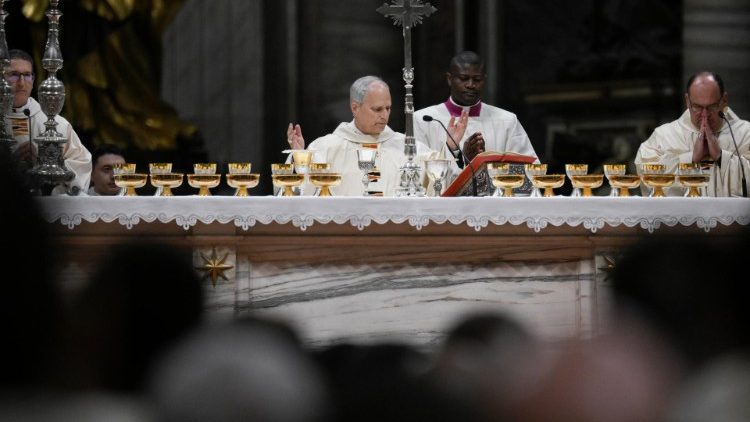 Als Zelebrant am Altar fungierte Kardinal Robert Francis Prevost, Präfekt des Dikasteriums für die Bischöfe und Präsident der Päpstlichen Kommission für Lateinamerika.