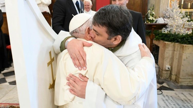 L'abbraccio ad uno dei partecipanti all'incontro