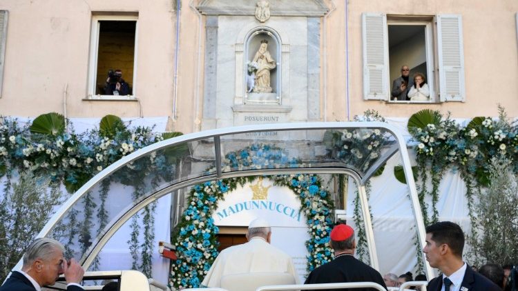 Le Pape en prière devant la Madonuccia.