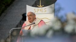 O Papa durante a missa celebrada na Praça de Austerlitz, em Ajácio, Córsega
