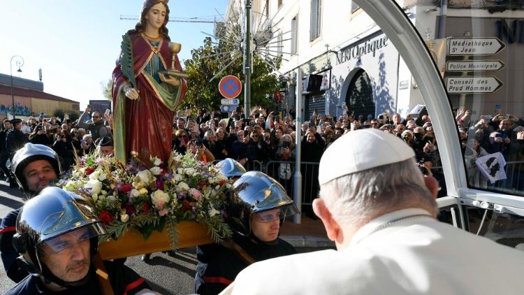 Une Vierge présentée au Pape François par les pompiers d'Ajaccio. 