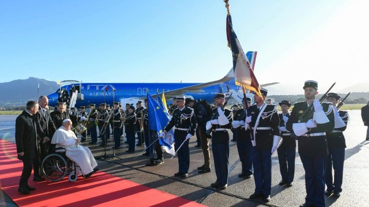 Honras militares na chegada do Papa Francisco à Córsega