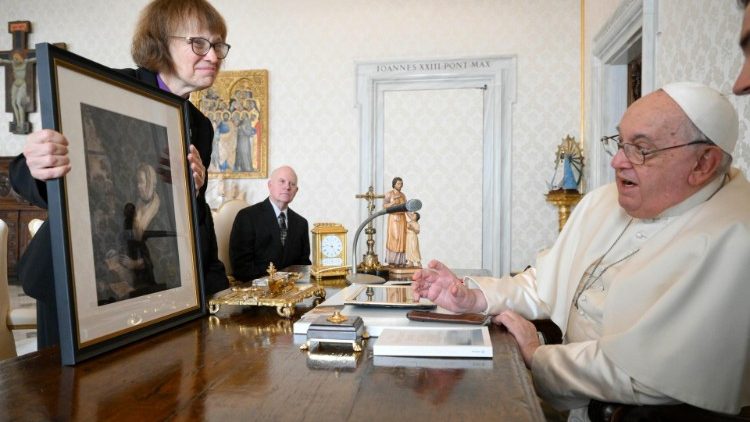 Il vescovo Wallace-Padgett consegna un dono al Papa