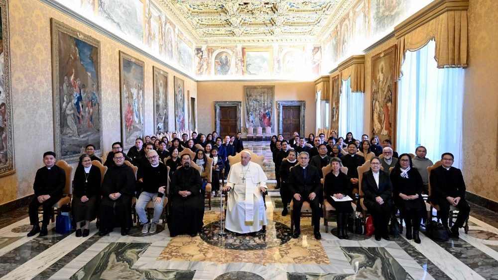 Папа з прадстаўнікамі філіпінскай супольнасці з Іспаніі