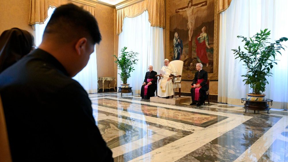 Папа з прадстаўнікамі філіпінскай супольнасці з Іспаніі