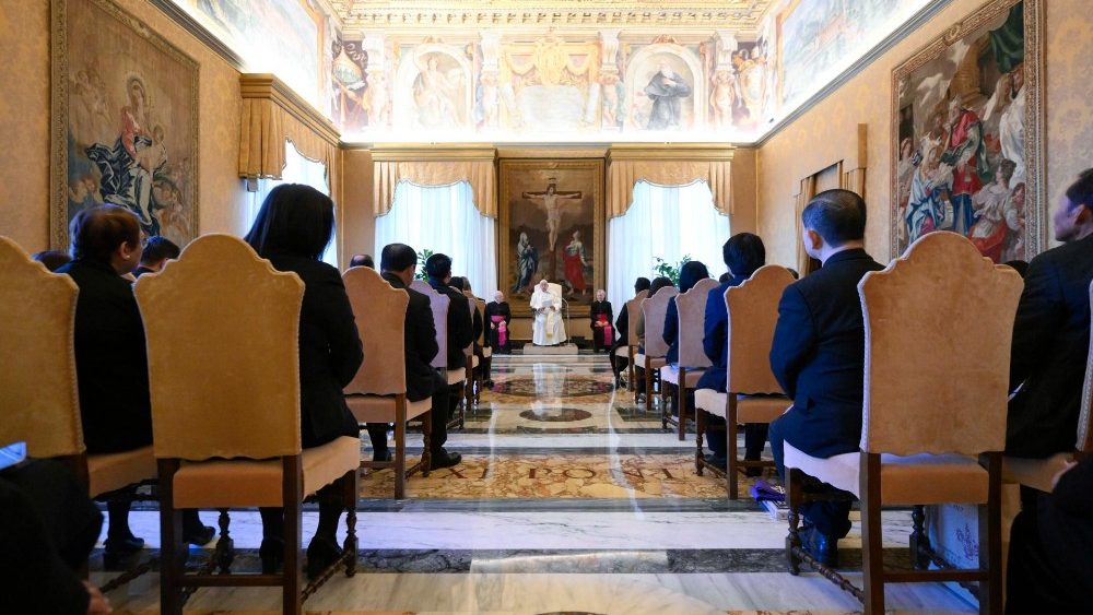 Папа з прадстаўнікамі філіпінскай супольнасці з Іспаніі