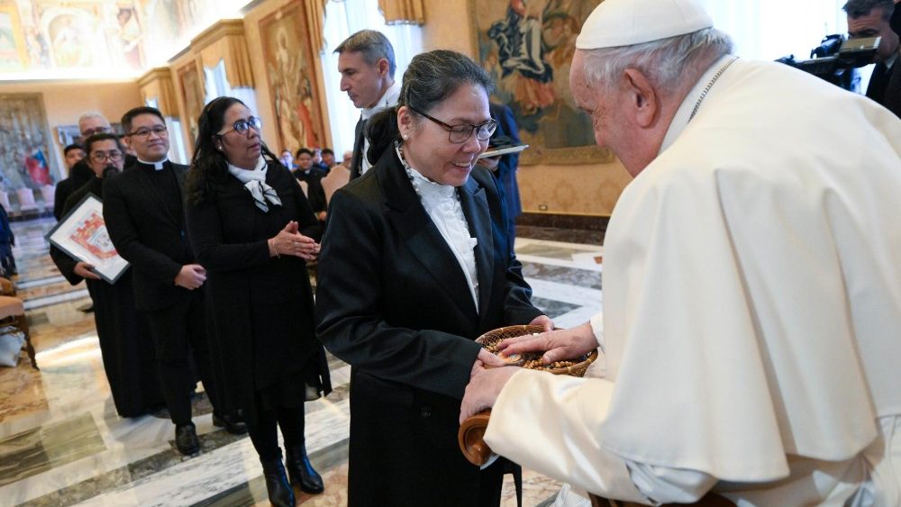 Папа з прадстаўнікамі філіпінскай супольнасці з Іспаніі