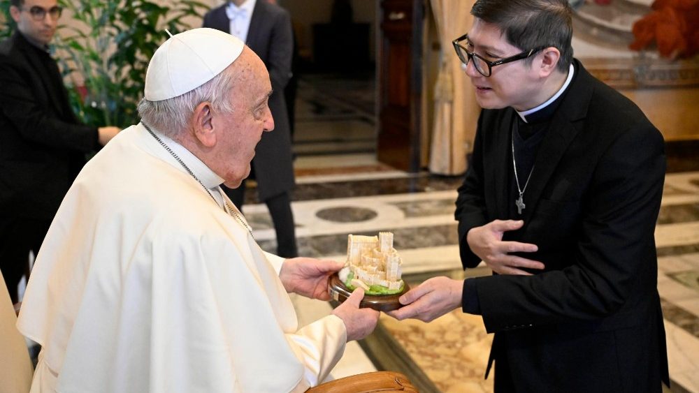 Папа з прадстаўнікамі філіпінскай супольнасці з Іспаніі