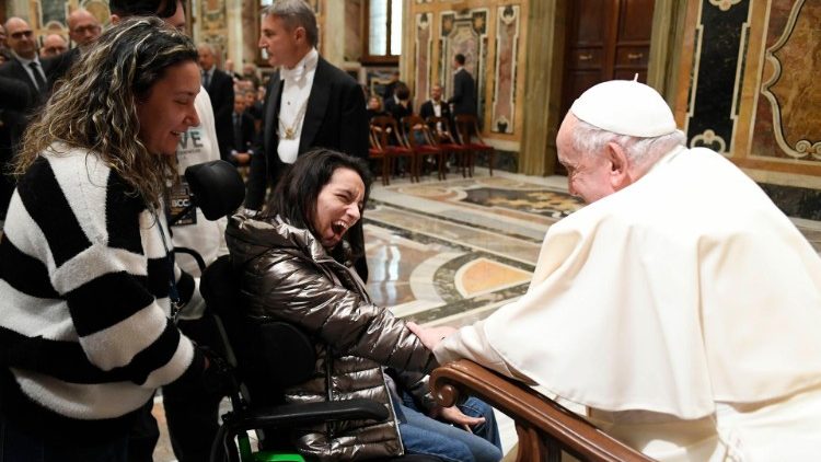 Papst Franziskus und seine Gäste aus der Finanzwelt bei der Begegnung in der Sala Clementina