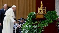 Le Pape devant les reliques de sainte Thérèse de Lisieux