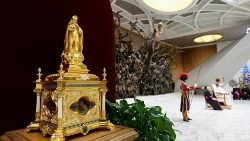 Generalaudiensen 18. desember 2024, med relikvier av Thérèse av Jesusbarnet, som vil være å finne i Roma i jubelåret.