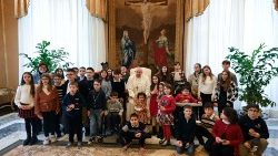 Il Papa con alcuni ragazzi dell'Azione Cattolica Italiana