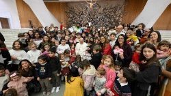 Foto de grupo del Papa Francisco con los hijos de empleados de la Santa Sede al final del encuentro tradicional con motivo de las felicitaciones navideñas, sábado 21 de diciembre de 2024. (Vatican Media)
