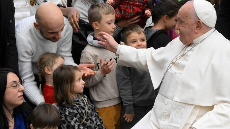 Papst Franziskus mit Kindern von Vatikanangestellten bei der Audienz am 21. Dezember 2024