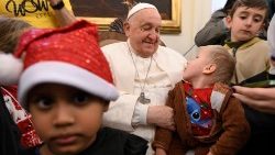 O Papa recebe as crianças do dispensário pediátrico Santa Marta